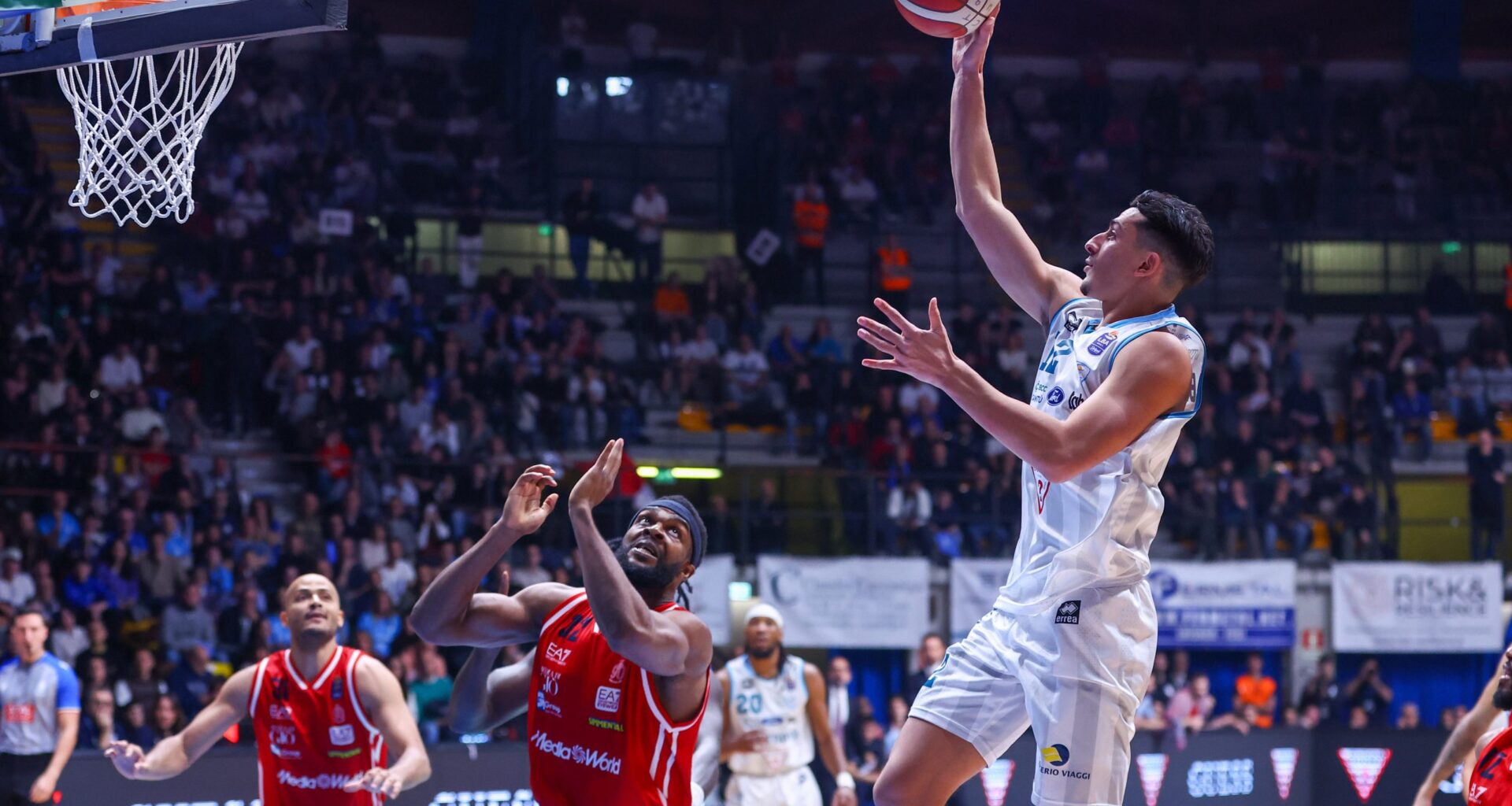 UN’ACQUA S.BERNARDO SPAVALDA SI ARRENDE SOLO NEGLI ULTIMI SECONDI: MILANO VINCE 89-94