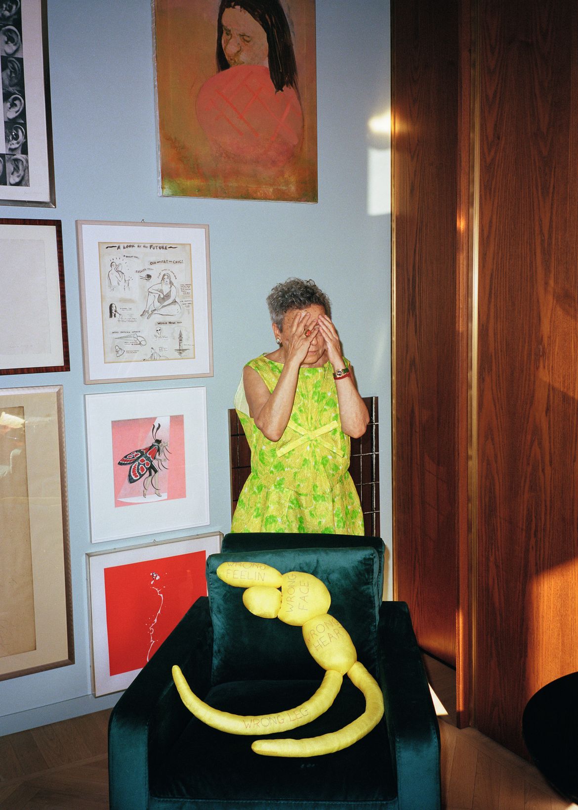 Casa Mariuccia Casadio quadri poltrona verde pareti celesti porta in legno