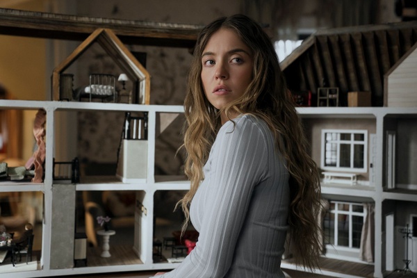 Nel thriller Una di famiglia le “gemelle” Sydney Sweeney e Amanda Seyfried sono bionde, folli e fedelissime alla causa camp 