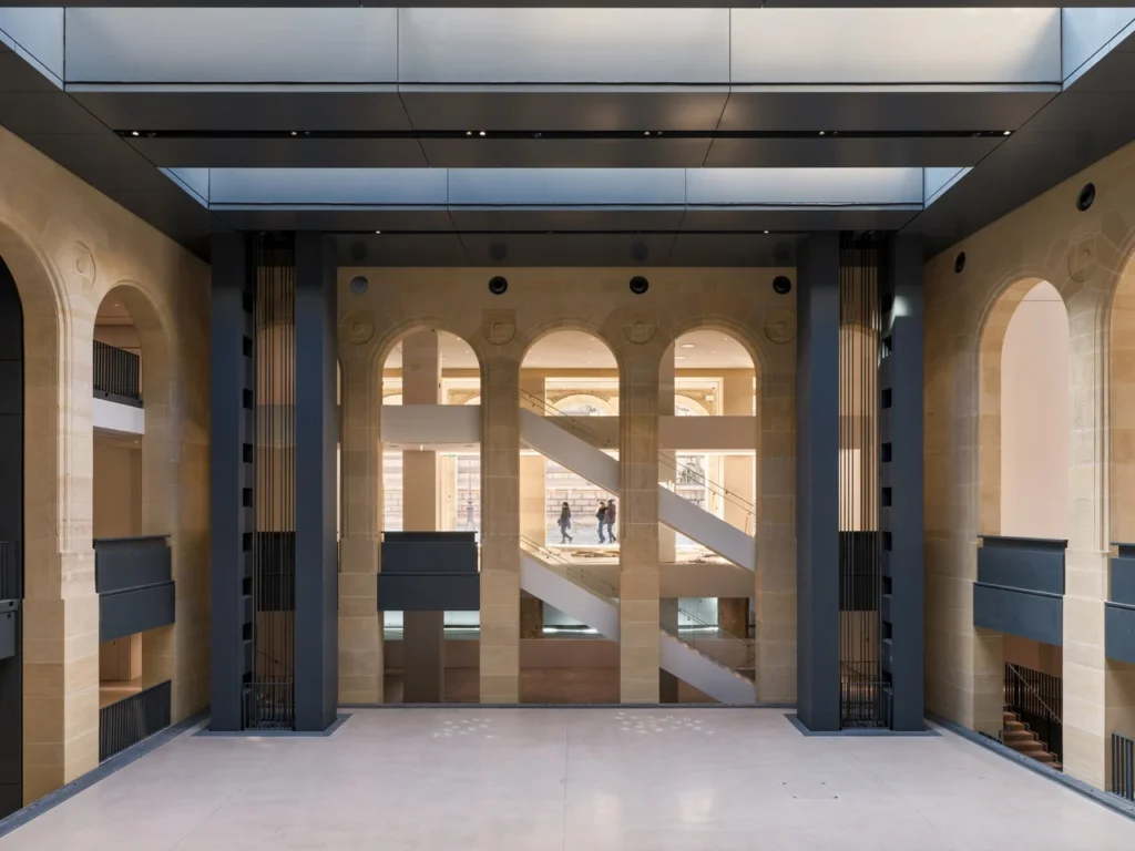 Interni di Fondation Cartier pour l’art contemporain, 2 place du Palais-Royal, Paris. © Jean Nouvel / ADAGP, Paris, 2025. Photo © Martin Argyroglo 