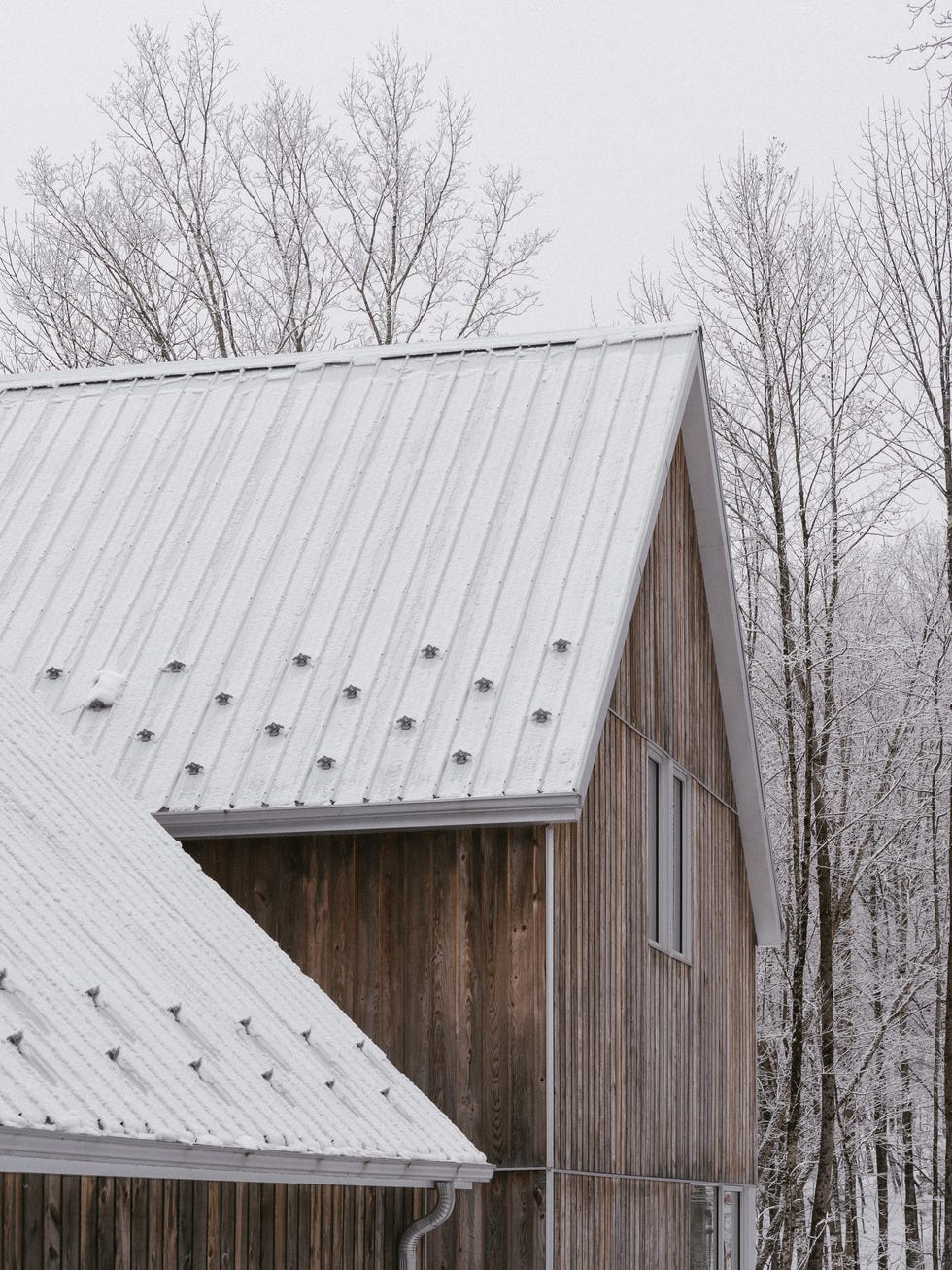 Hemos encontrado la cabaña de madera perfecta para perderse en la montaña, con techo a dos aguas y un interior mid-century cabana madera perderse montana techo dos aguas interior midcentury