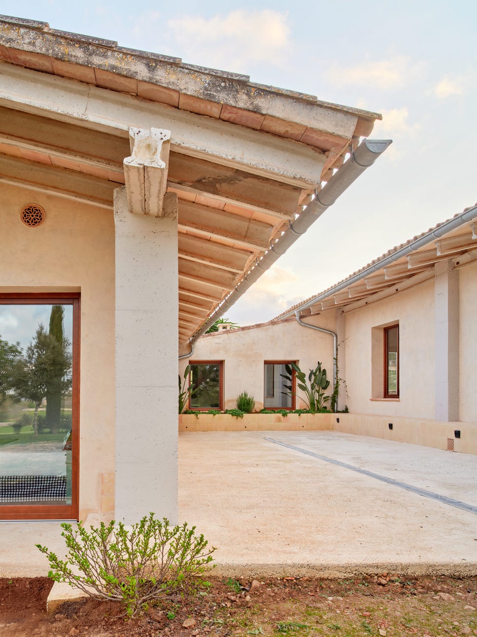 antiguos cobertizos agrícolas a vivienda contemporanea con patio central, piscina y materiales locales