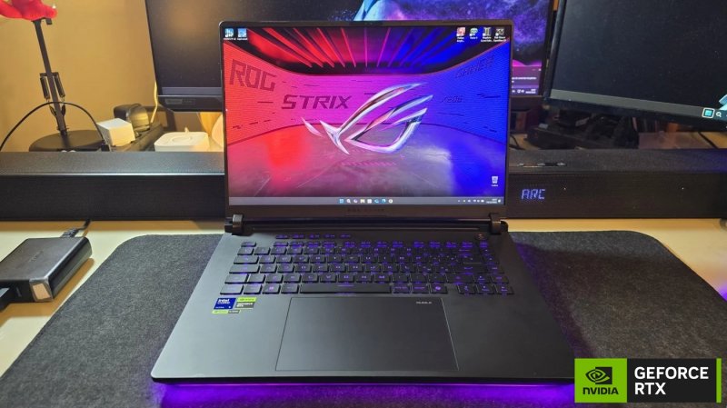 ROG Strix Scar 16 è equipaggiato con processore Intel Core Ultra 9 275 HX e GPU NVIDIA GeForce RTX 5080 Laptop ROG Strix Scar 16 è equipaggiato con processore Intel Core Ultra 9 275 HX e GPU NVIDIA GeForce RTX 5080 Laptop