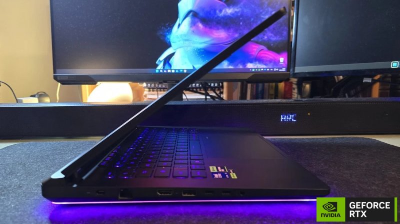 ASUS ROG Strix Scar 16 offre una dotazione di porte completa per le attività multitasking ASUS ROG Strix Scar 16 offre una dotazione di porte completa per le attività multitasking