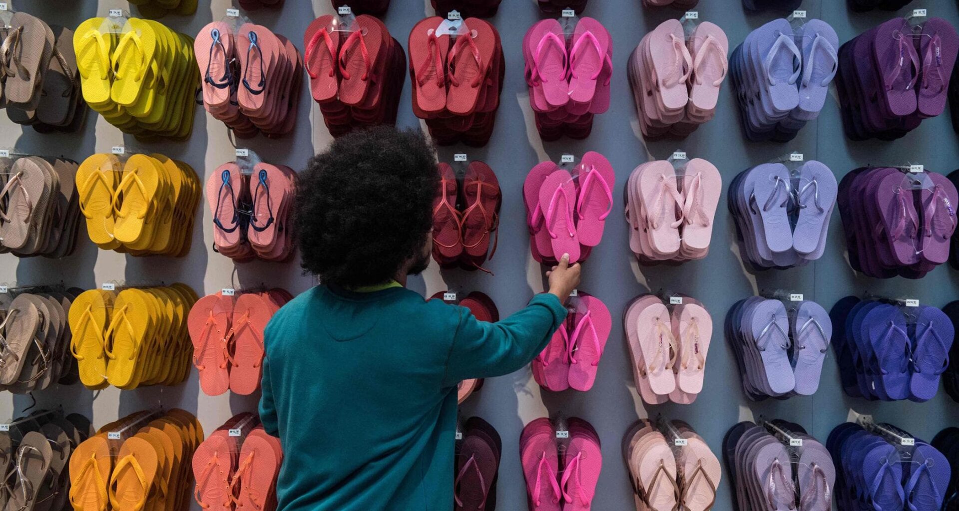 Brasile, la destra di Bolsonaro contro le infradito Havaianas: “Lo spot un complotto contro di noi” - la Repubblica