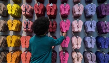 Brasile, la destra di Bolsonaro contro le infradito Havaianas: “Lo spot un complotto contro di noi” - la Repubblica