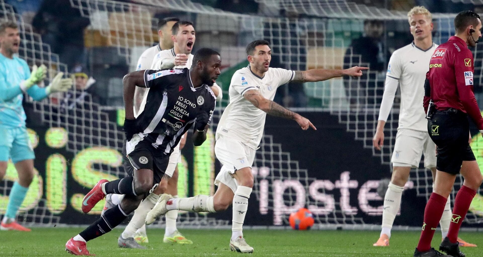 L’Udinese trova il pari nel finale con Davis, ma è polemica. Lazio furiosa: “Chiediamo rispetto” - la Repubblica