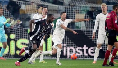 L’Udinese trova il pari nel finale con Davis, ma è polemica. Lazio furiosa: “Chiediamo rispetto” - la Repubblica