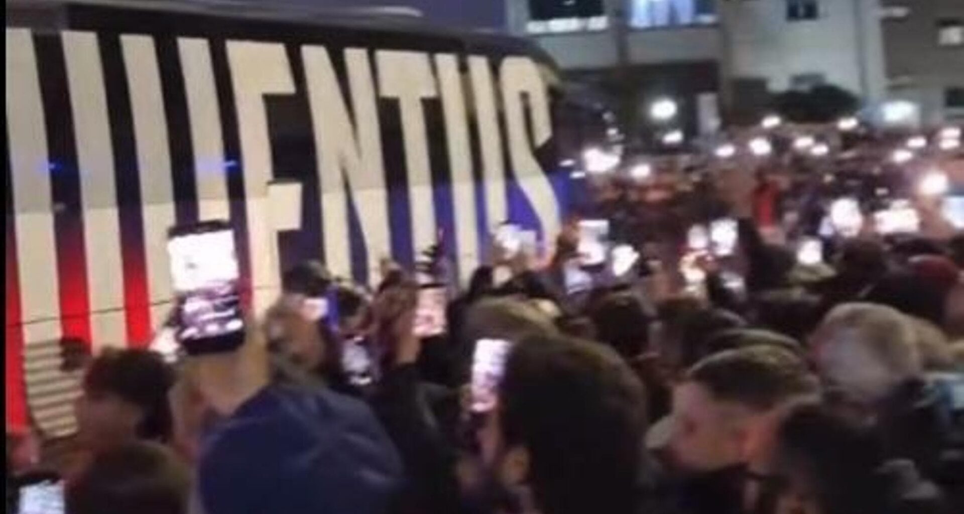 Sassi contro il pullman della Juventus all’arrivo al Maradona per la sfida al Napoli