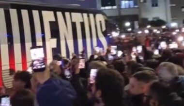 Sassi contro il pullman della Juventus all’arrivo al Maradona per la sfida al Napoli