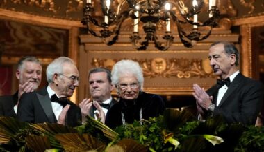 Prima della Scala 2025 oggi a Milano in diretta | Fuori dal teatro proteste di proPal e sindacati