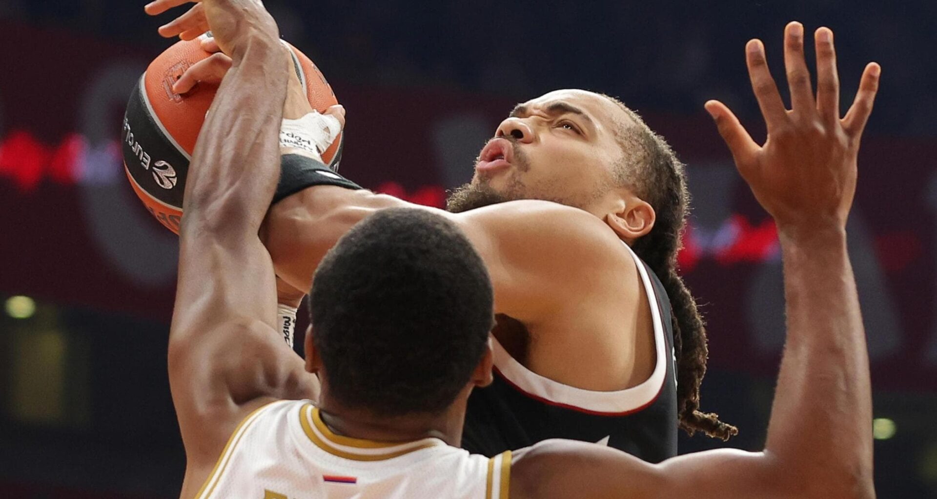 La Virtus manca il bis a Belgrado, s'impenna sul ferro l'ultima tripla di Edwards: finisce 90-89 - la Repubblica