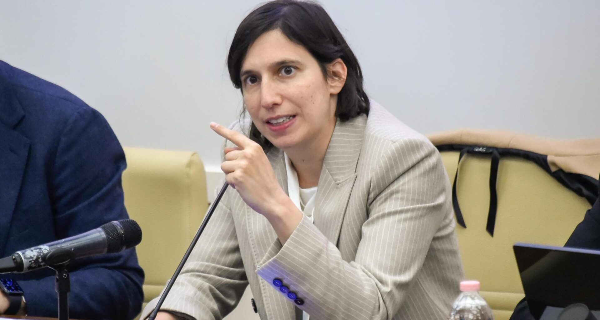 Il Pd festeggia: “Evitato colpo di mano sui salari”. È scontro sulla caccia - la Repubblica