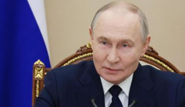 Putin riunisce i generali: “La vendetta è già pronta e ora duri nei negoziati” - la Repubblica