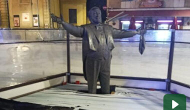 Statua di Pavarotti in trappola nella pista di pattinaggio a Pesaro. Proteste e polemica