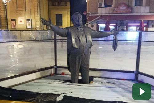 Statua di Pavarotti in trappola nella pista di pattinaggio a Pesaro. Proteste e polemica