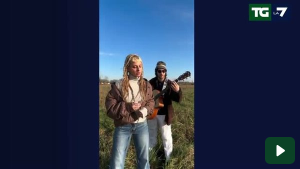 La nipote di Ornella Vanoni emoziona il web con “Senza fine”. Il video