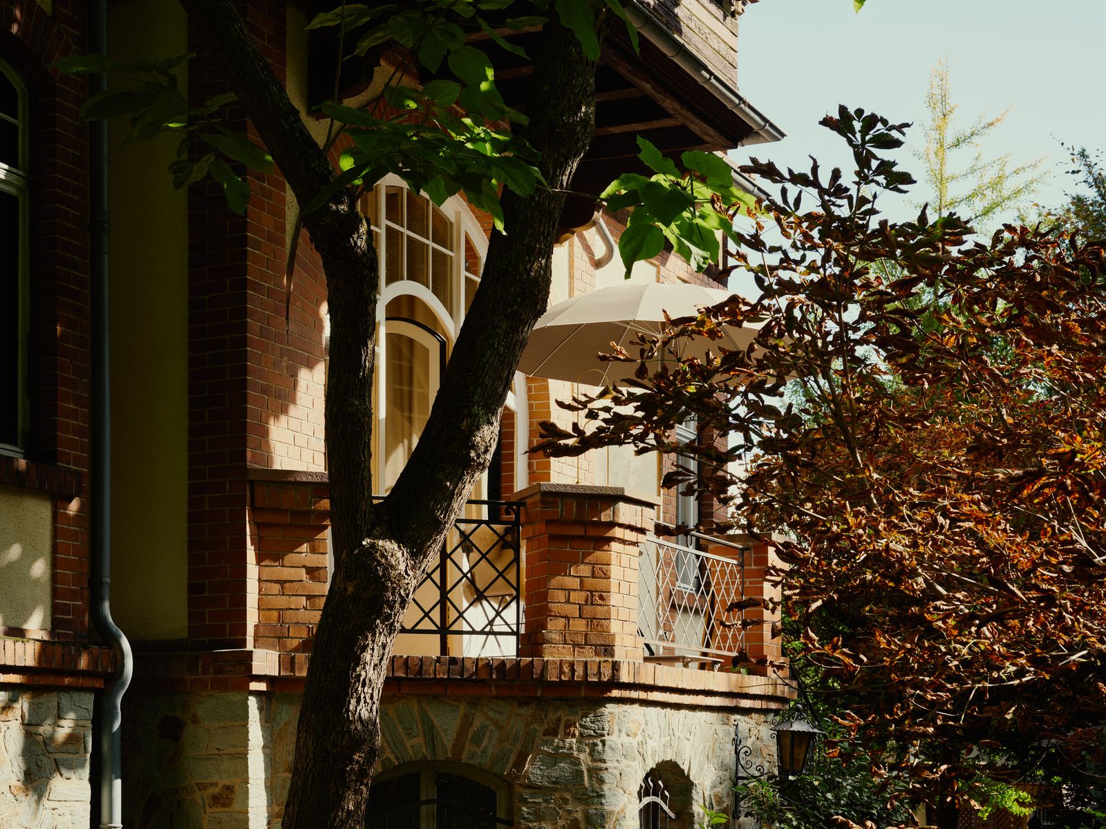 villa antica a Wiesbaden con balcone ombrellone finestre storiche alberi