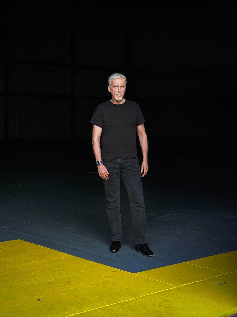 james cameron cover story esquire 46 in tutto il servizio abiti personali orologio rolex, oyster perpetual rolex deepsea in acciaio oystersteel con disco della lunetta cerachrom in ceramica nera e bracciale oyster