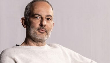 Il fotografo Galimberti a caccia di scatti: nonne in cucina, bambini con i giochi, armi e sex toys