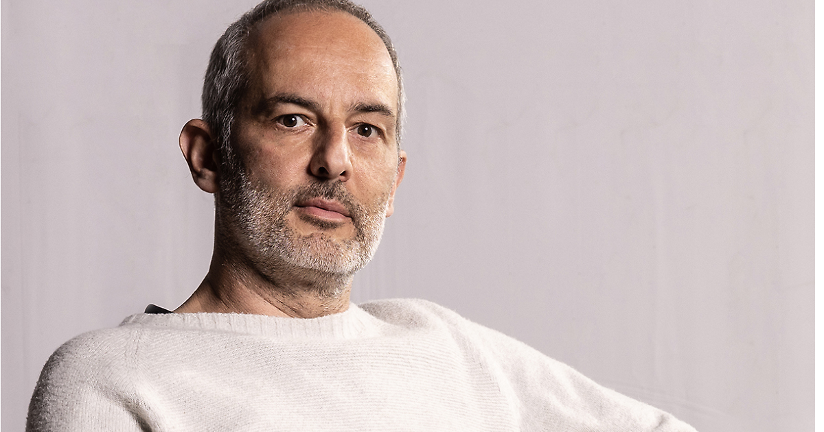 Il fotografo Galimberti a caccia di scatti: nonne in cucina, bambini con i giochi, armi e sex toys