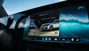 Nuova Mercedes GLB 2026, interni e bagagliaio del SUV elettrico