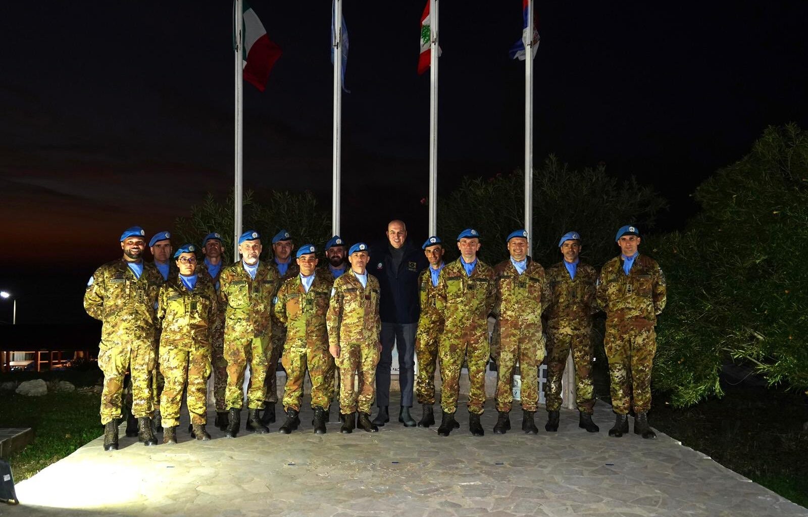 Il Ministro Crosetto con i militari della missione UNIFIL
