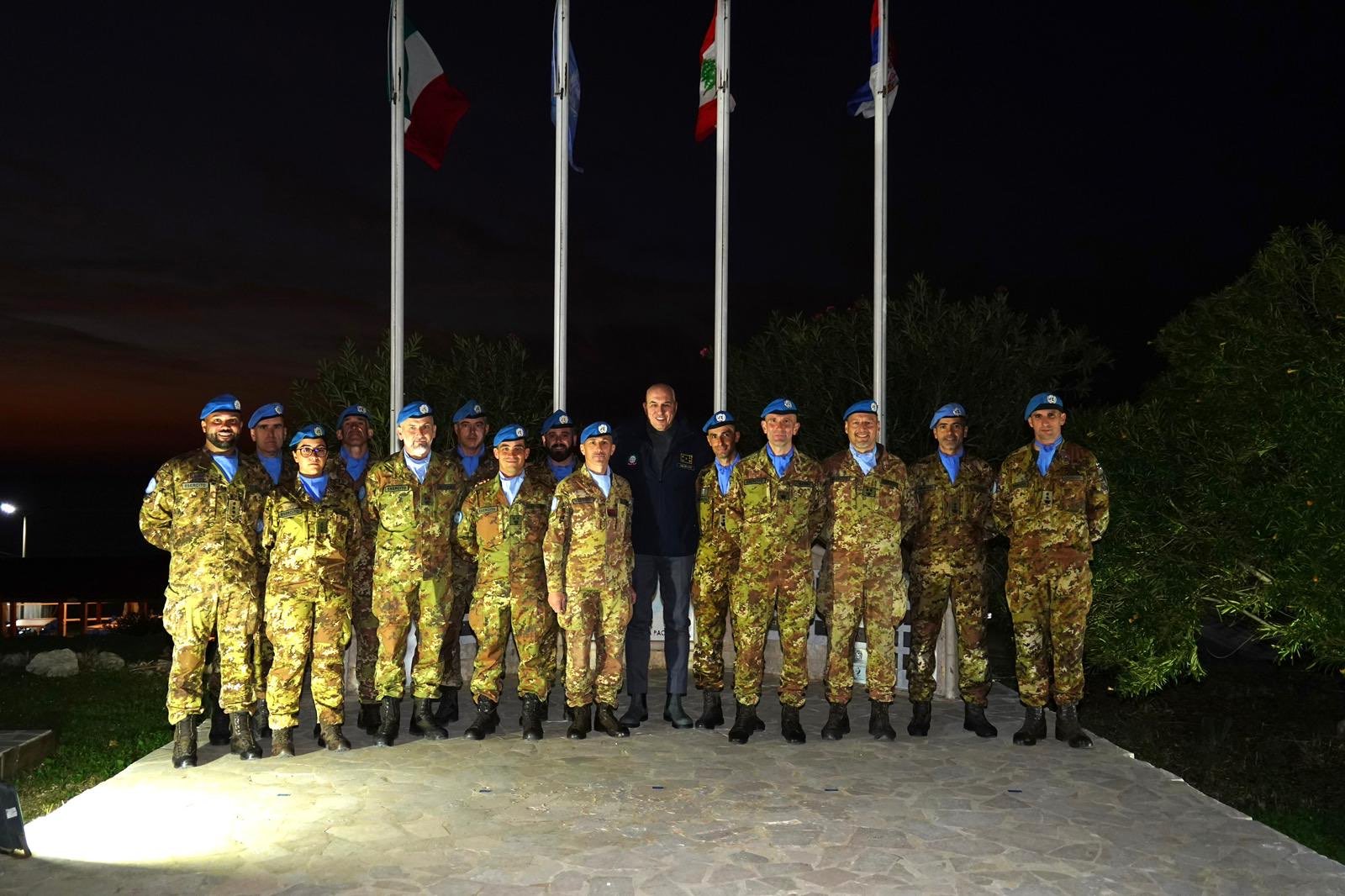 Il Ministro Crosetto con i militari della missione UNIFIL Il Ministro Crosetto con i militari della missione UNIFIL