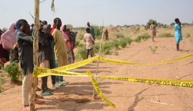 Un uomo a Lagos legge un quotidiano locale con titoli su uomini armati che hanno rapito scolari e personale della scuola cattolica elementare e media St. Mary's nella comunità di Papiri in Nigeria, sabato 22 novembre 2025. (AP Photo/Sunday Alamba )
