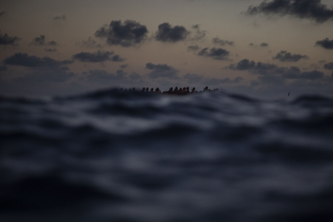 Un ambulante vende sardine in un piccolo mercato di Gaza City foto Ap/Abdel Kareem Hana