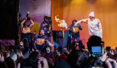 Firenze accoglie la fiamma olimpica. Sorpresa sul finale Giancarlo Antognoni accende il braciere