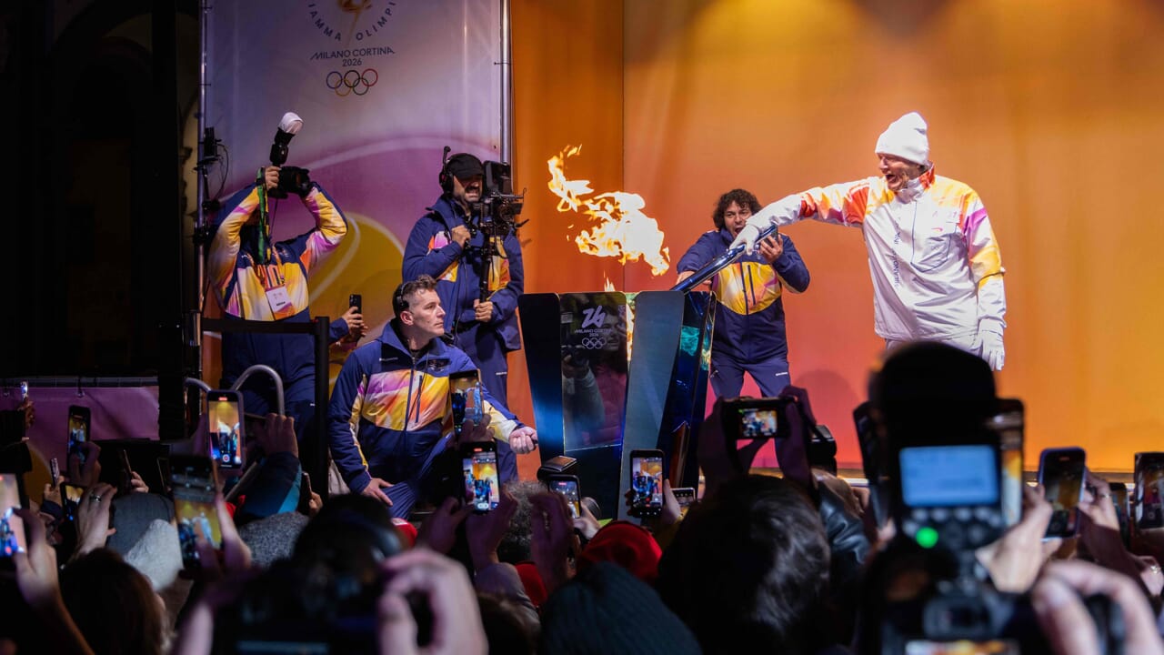 Firenze accoglie la fiamma olimpica. Sorpresa sul finale Giancarlo Antognoni accende il braciere