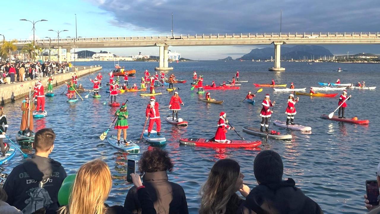 Olbia, Babbo Natale in sup e kayak: così la beneficenza arriva dal mare