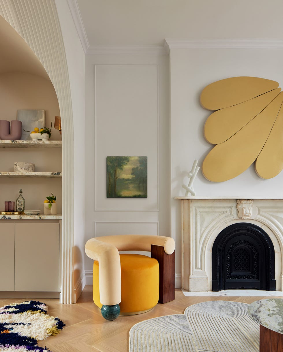 curvas, arcos, texturas y una chimenea, en este adosado la elegancia compite con los colores