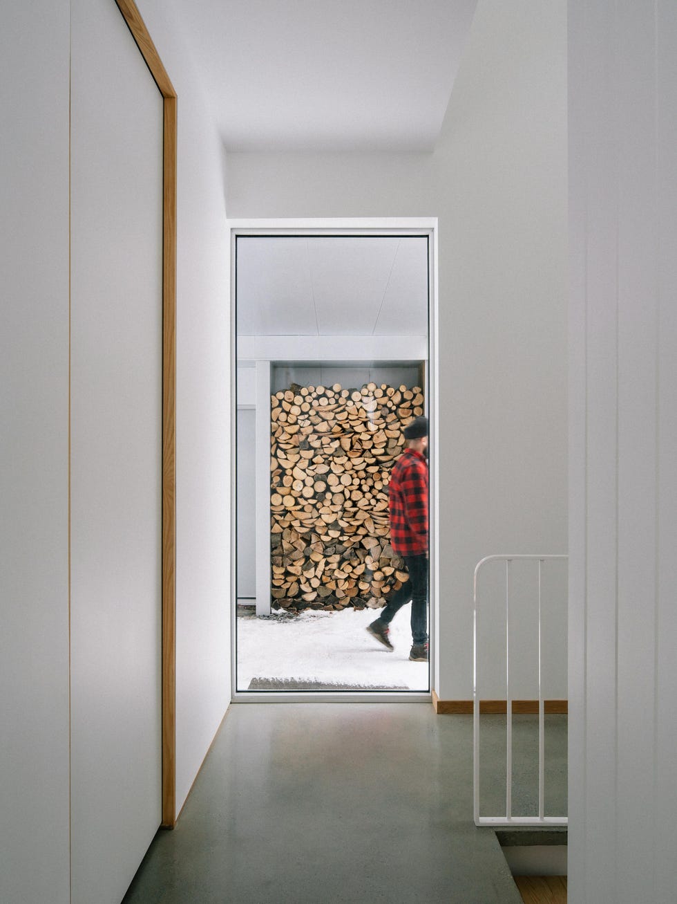 Hemos encontrado la cabaña de madera perfecta para perderse en la montaña, con techo a dos aguas y un interior mid-century cabana madera perderse montana techo dos aguas interior midcentury