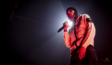 Un ambulante vende sardine in un piccolo mercato di Gaza City foto Ap/Abdel Kareem Hana