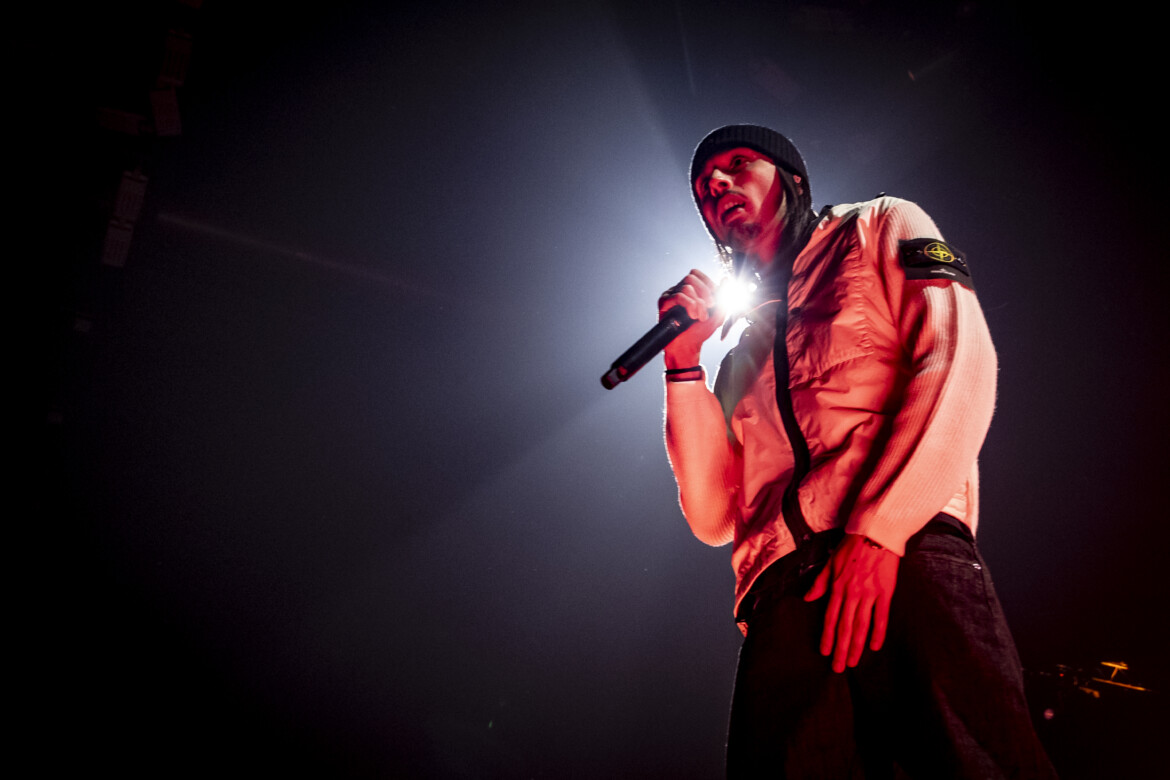 Un ambulante vende sardine in un piccolo mercato di Gaza City foto Ap/Abdel Kareem Hana
