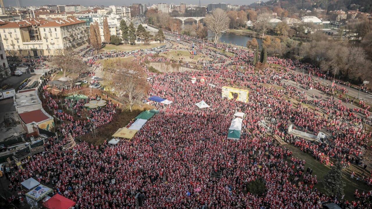 In 40mila al Raduno dei Babbi Natale per i bambini dell'ospedale Regina Margherita