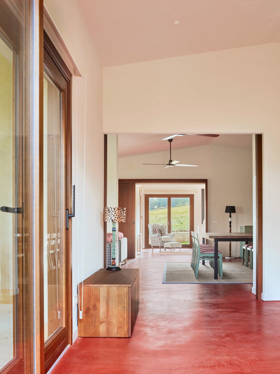 antiguos cobertizos agrícolas a vivienda contemporanea con patio central, piscina y materiales locales