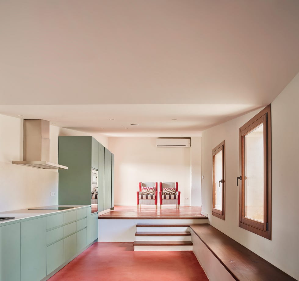 antiguos cobertizos agrícolas a vivienda contemporanea con patio central, piscina y materiales locales