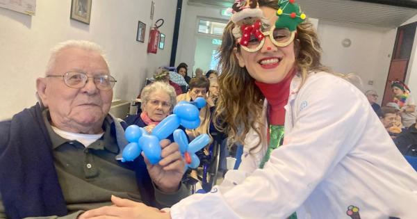 I volontari del Sorriso portano vicinanza ai nonni dell'Iras - Foto 1 di 21