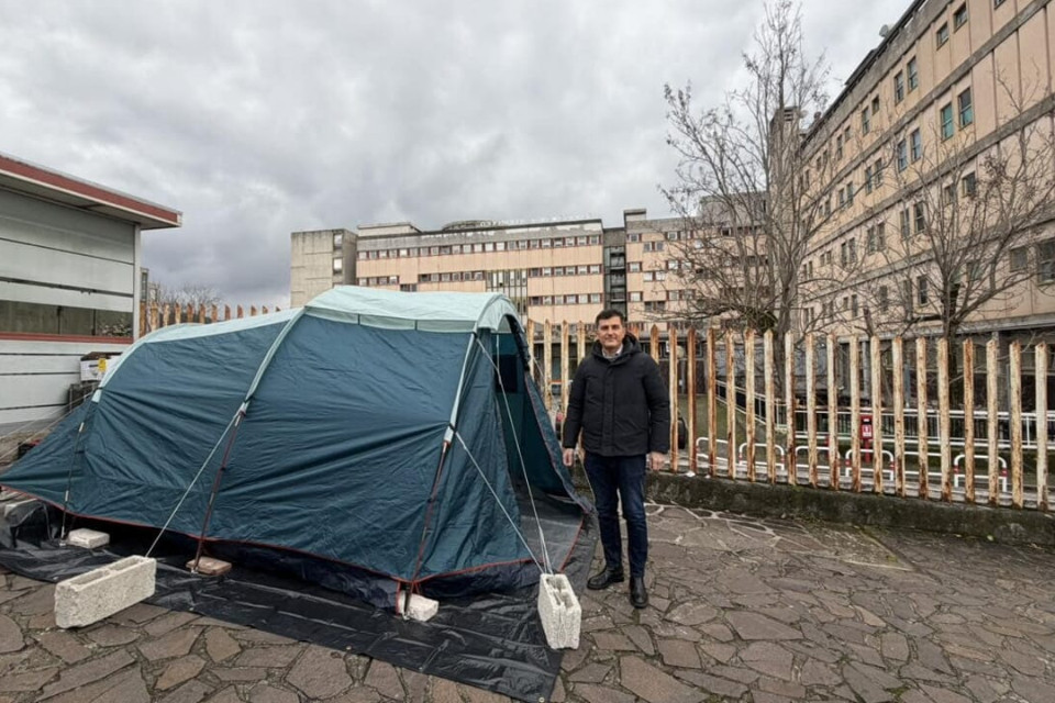 Il sindaco di Isernia e le notti in tenda per salvare l'ospedale