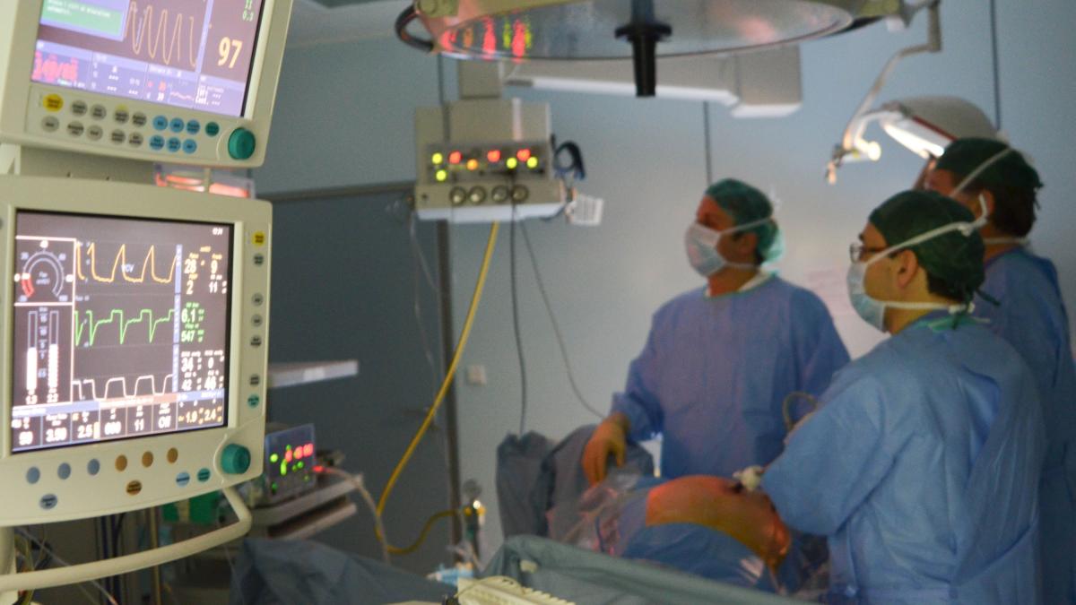 I pazienti di Palumbo: «Mia madre scoraggiata a fare la dialisi domiciliare. Da anni in quel reparto regnava il caos»