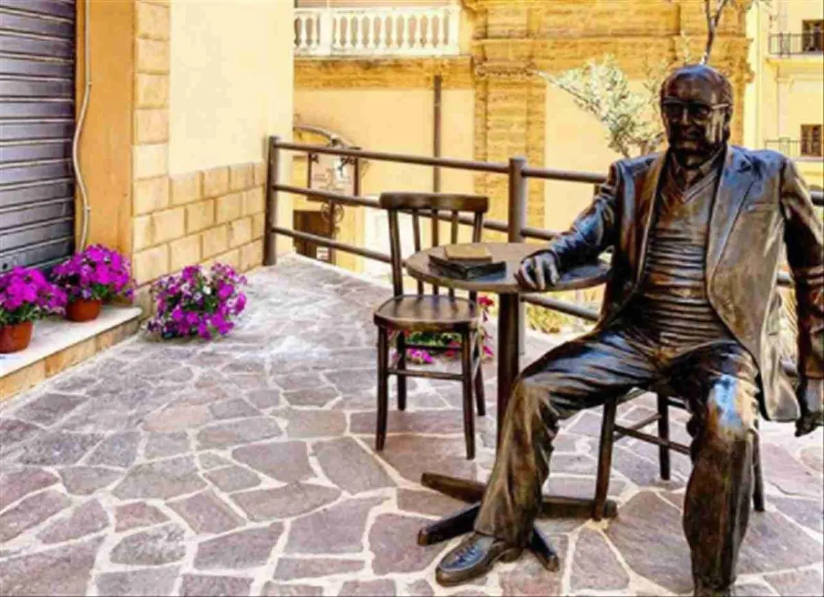 La statua a Camilleri non potrebbe starci, ma il Comune gli intitola la piazza – Report Sicilia.it