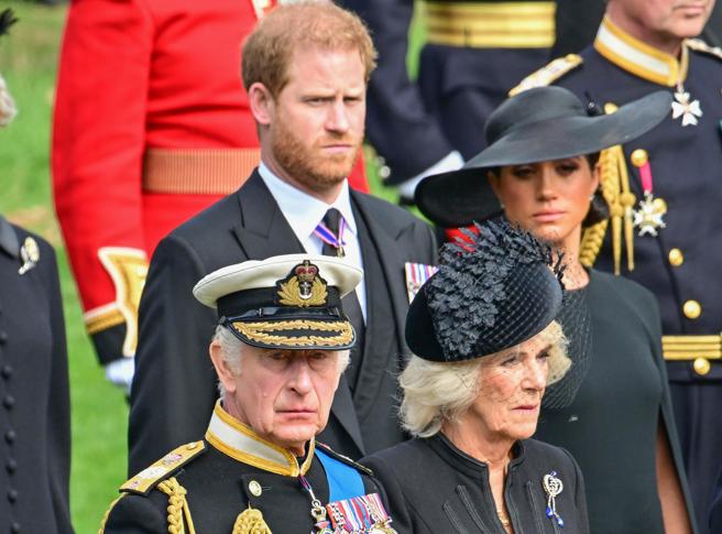 Re Carlo e Camill con Harry e Meghan al funerale della regina