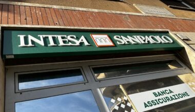 Intesa Sanpaolo, accordo sui pensionamenti incentivati: ogni 100 uscite previsti 50 nuovi assunti e 37,5 part time