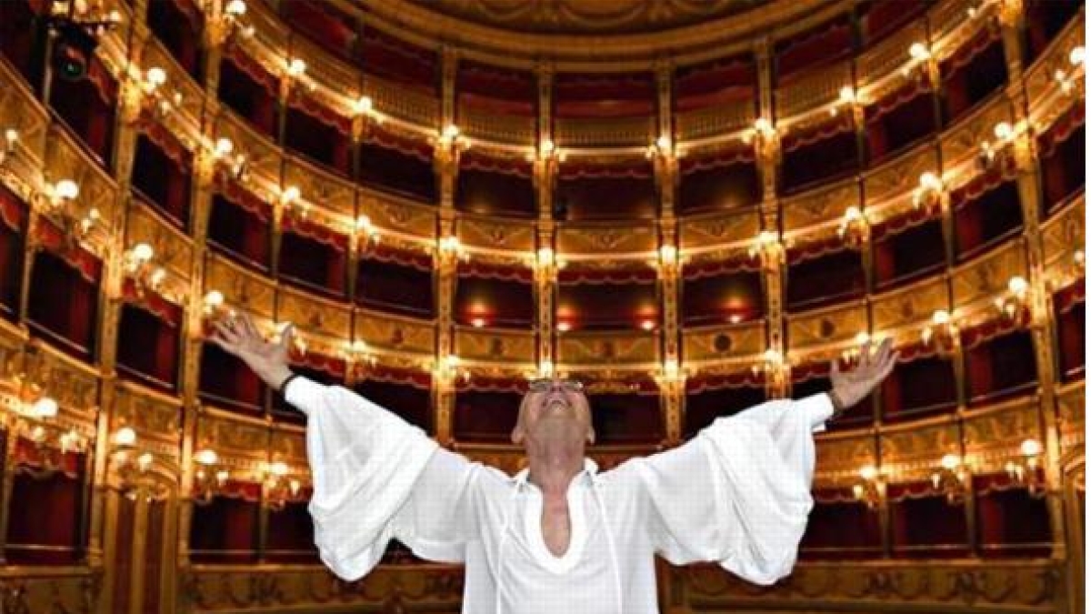 Sette segreti su Alfonso Signorini, nel giorno dei suoi 60 anni: ha lavorato come insegnante e regista di opere liriche