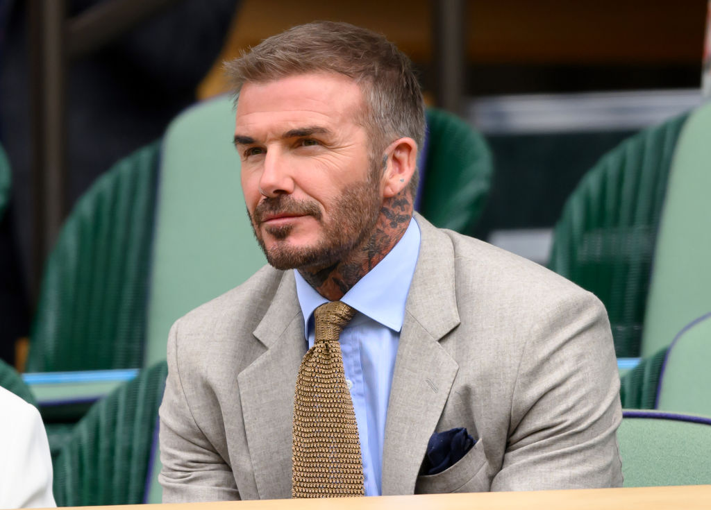 David Beckham, eleganza a Wimbledon. Con lui non c'è Victoria ma la mamma Sandra