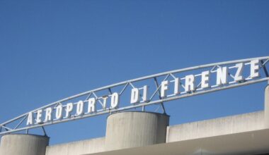 Firenze, ritardi e voli cancellati per il vento: «Settecento passeggeri in attesa del proprio destino»