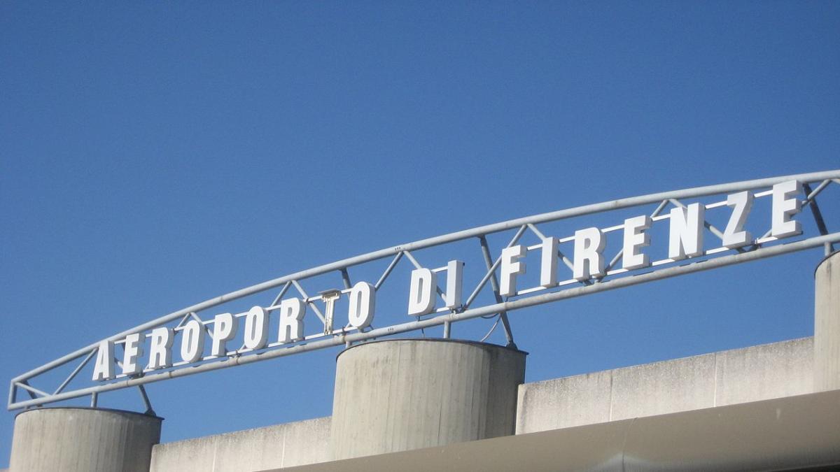 Firenze, ritardi e voli cancellati per il vento: «Settecento passeggeri in attesa del proprio destino»